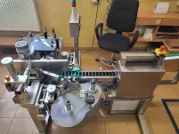 Używana etykieciarka automatyczna KERT V-1 do etykietowania dwóch przeciwległych boków opakowań płaskich. Wydajność do 120 szt./min, etykiety 8–450 mm. Idealna do kosmetyków, maskar i perfumetek.
