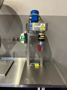 Semi-automatic cork screwing machine