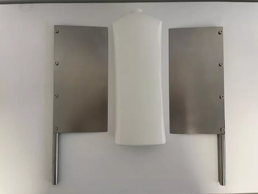 Blachy doklejające etykietę