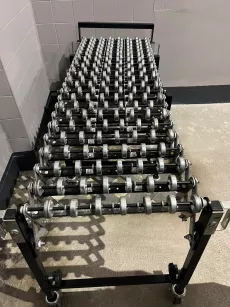 Przenośnik rolkowy nożycowy