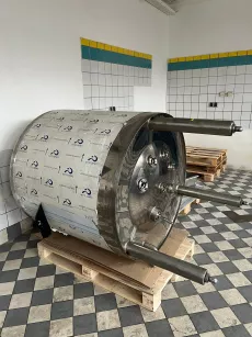 Nowy zbiornik magazynowy z mieszadłem 835l