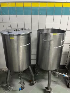 Zbiornik na nogach z zaworem w dennicy (2 szt.)