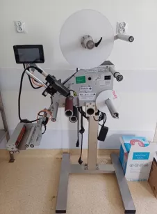 Półautomatyczna etykieciarka do małych opakowań okrągłych